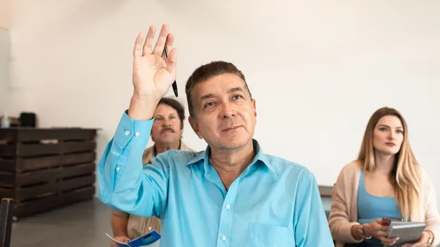 Zwei Erwachsene lernen gemeinsam am Tisch