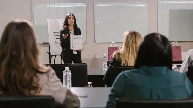 Seminar mit einer Referentin vor Teilnehmenden