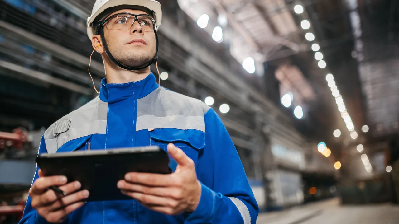 Techniker mit Tablet in einer Halle