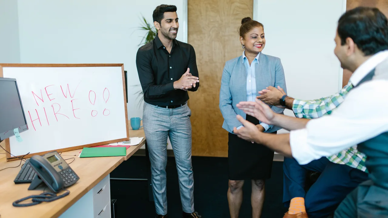 Neuer Kollege wird im Büro mit Handschlag begrüßt