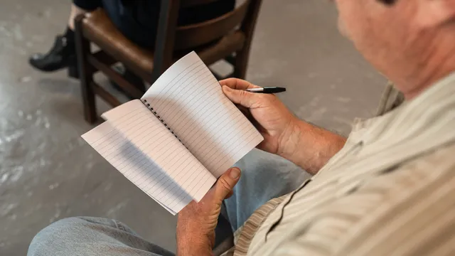 Älterer Mann liest und macht sich Notizen