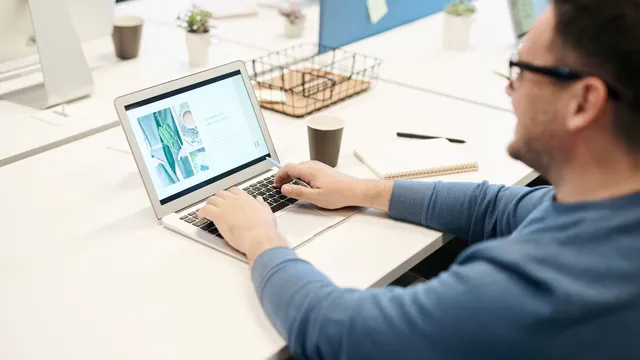 Mitarbeiter arbeitet konzentriert am Laptop