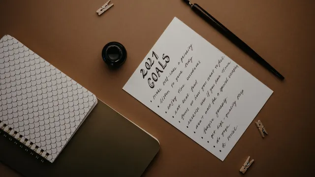 Notizblock mit einer Liste von Zielen auf dem Schreibtisch