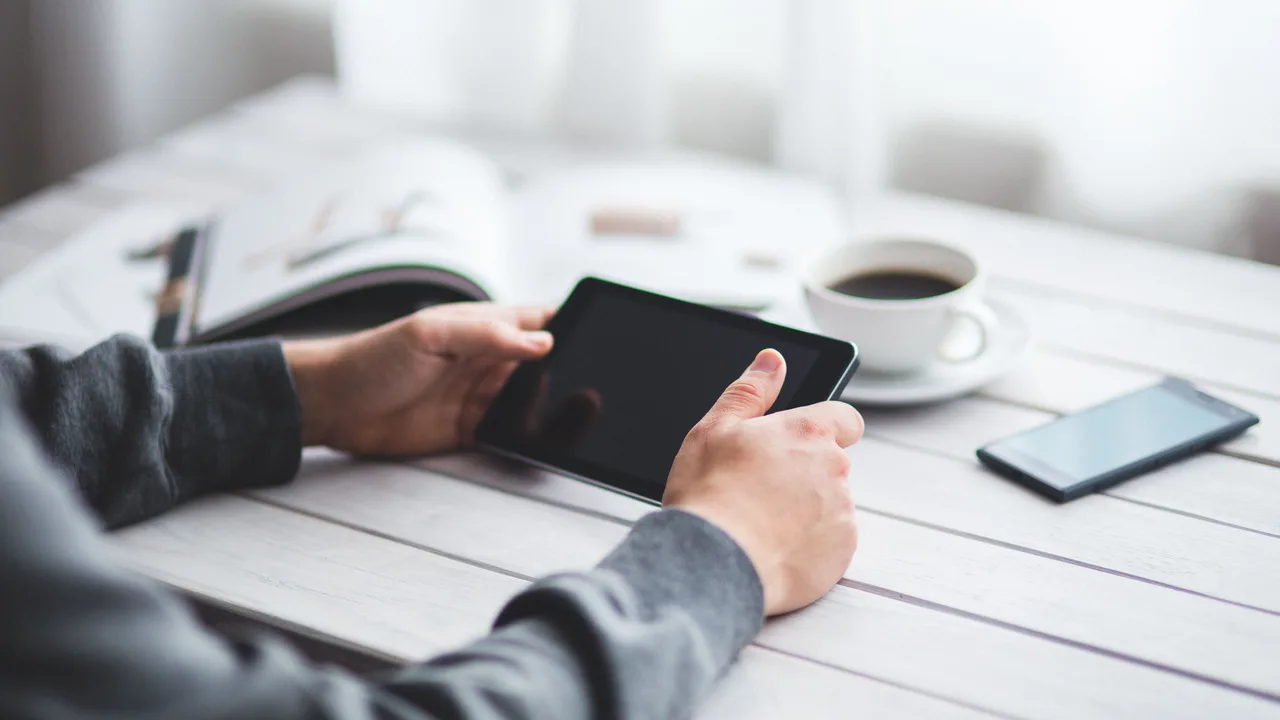 Kurze Pause mit Tablet und Kaffee