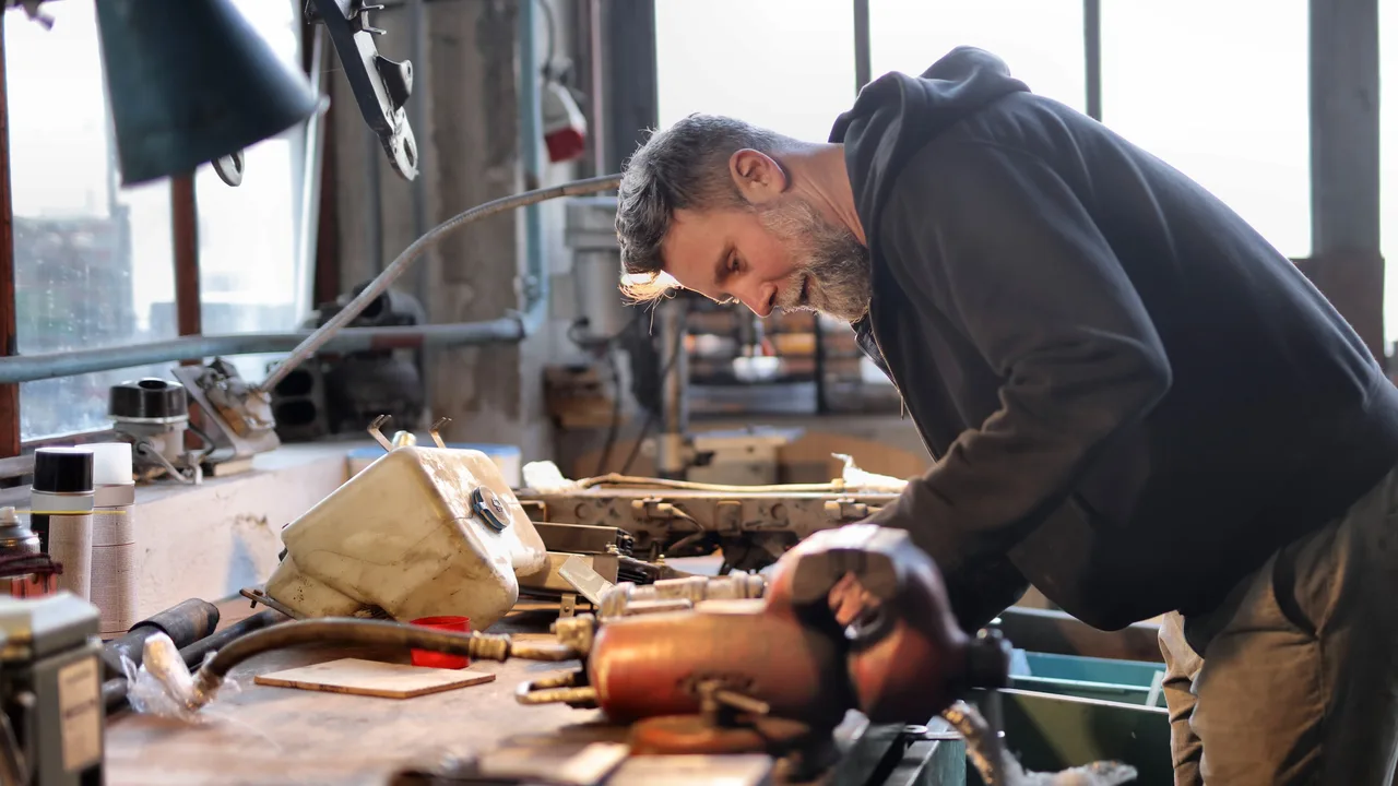 Handwerker arbeitet in seiner Werkstatt