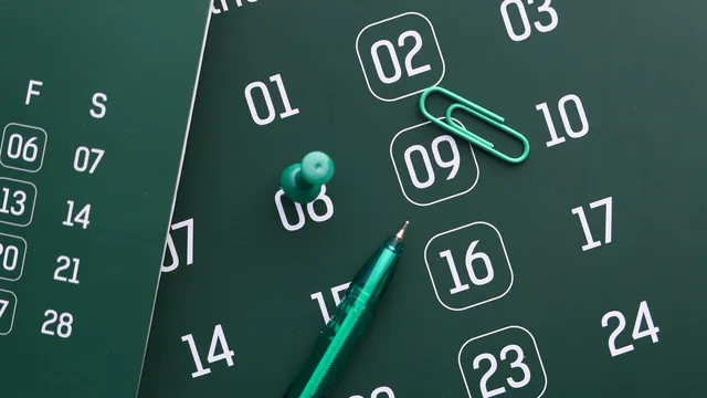 Kalenderblatt mit Stift, Pinnnadel und Büroklammer