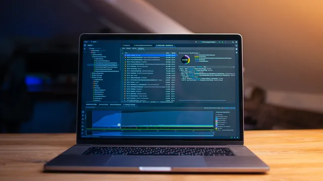 Laptop mit Software auf einem Holztisch