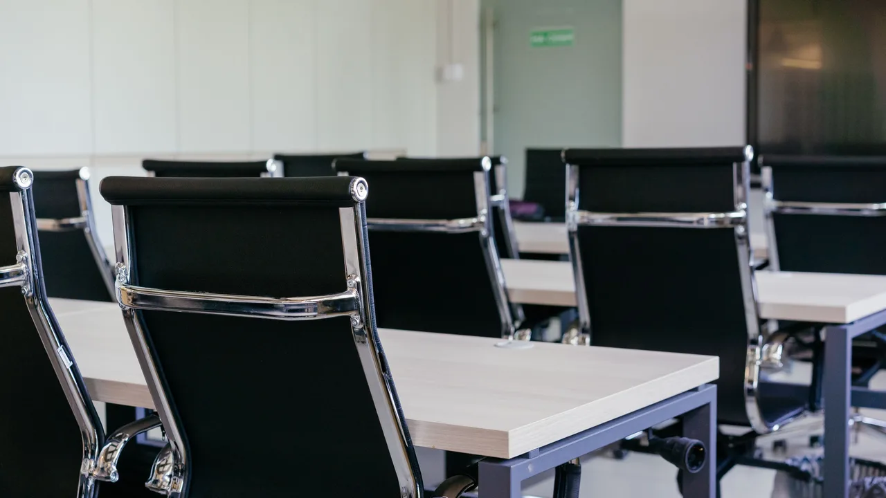 Leere Schreibtische und Stühle in einem Büro